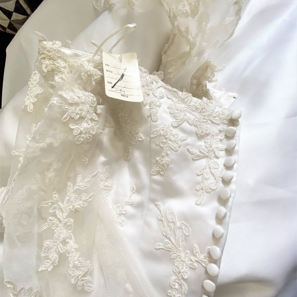 NWT Sz 12 Venus White Long Sleeve Satin Wedding - Picture 9 of 10